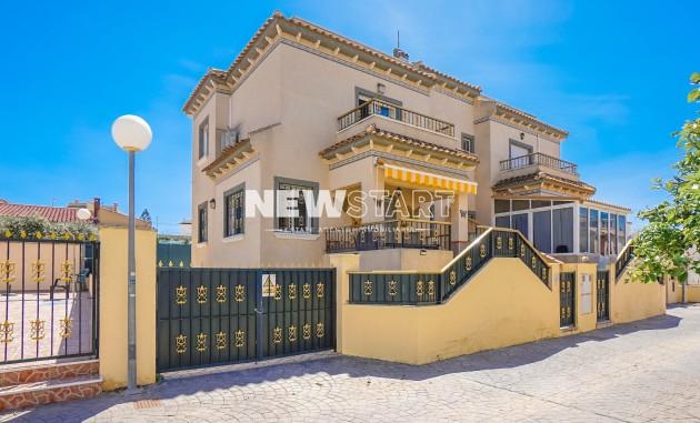 Twee-onder-een-kapwoning - Herverkoop - La Marina - Urb. El Oasis