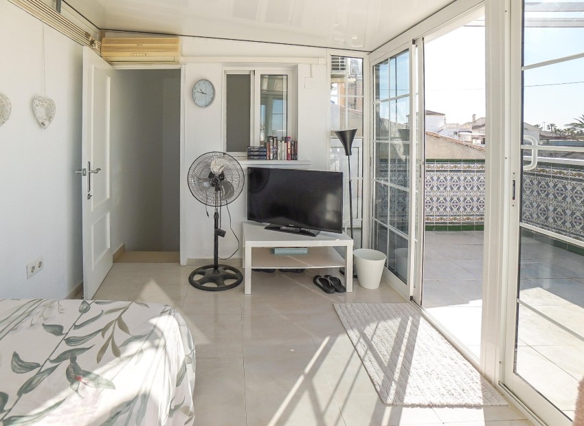 Wiederverkauf - Doppelhaushälfte mit vier Schlafzimmern - La Marina - Urb. El Oasis