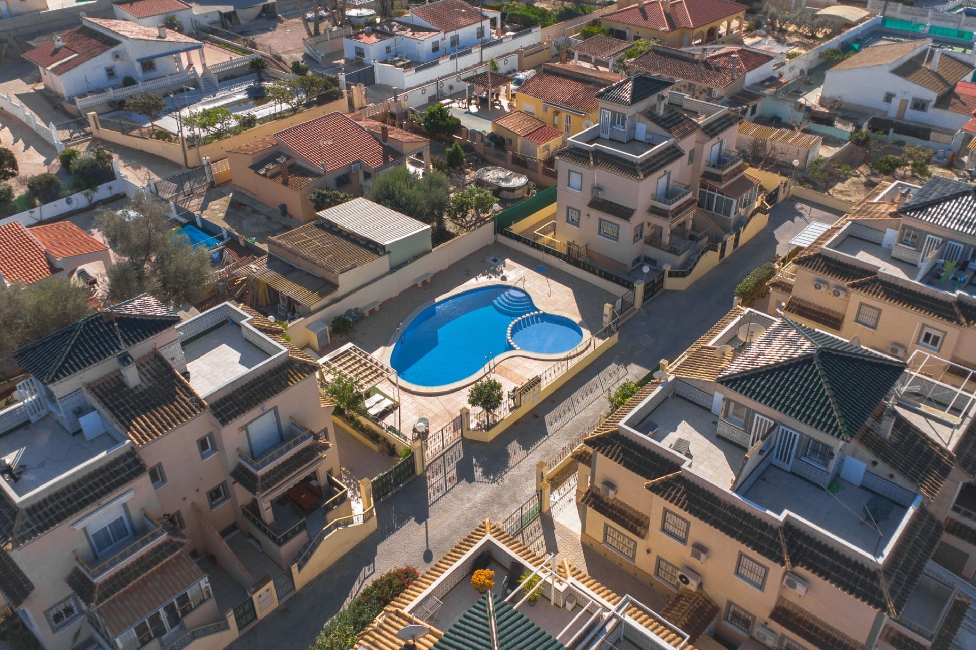 Wiederverkauf - Doppelhaushälfte mit vier Schlafzimmern - La Marina - Urb. El Oasis