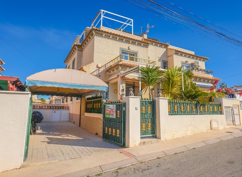 Wiederverkauf - Doppelhaushälfte mit vier Schlafzimmern - La Marina - Urb. El Oasis
