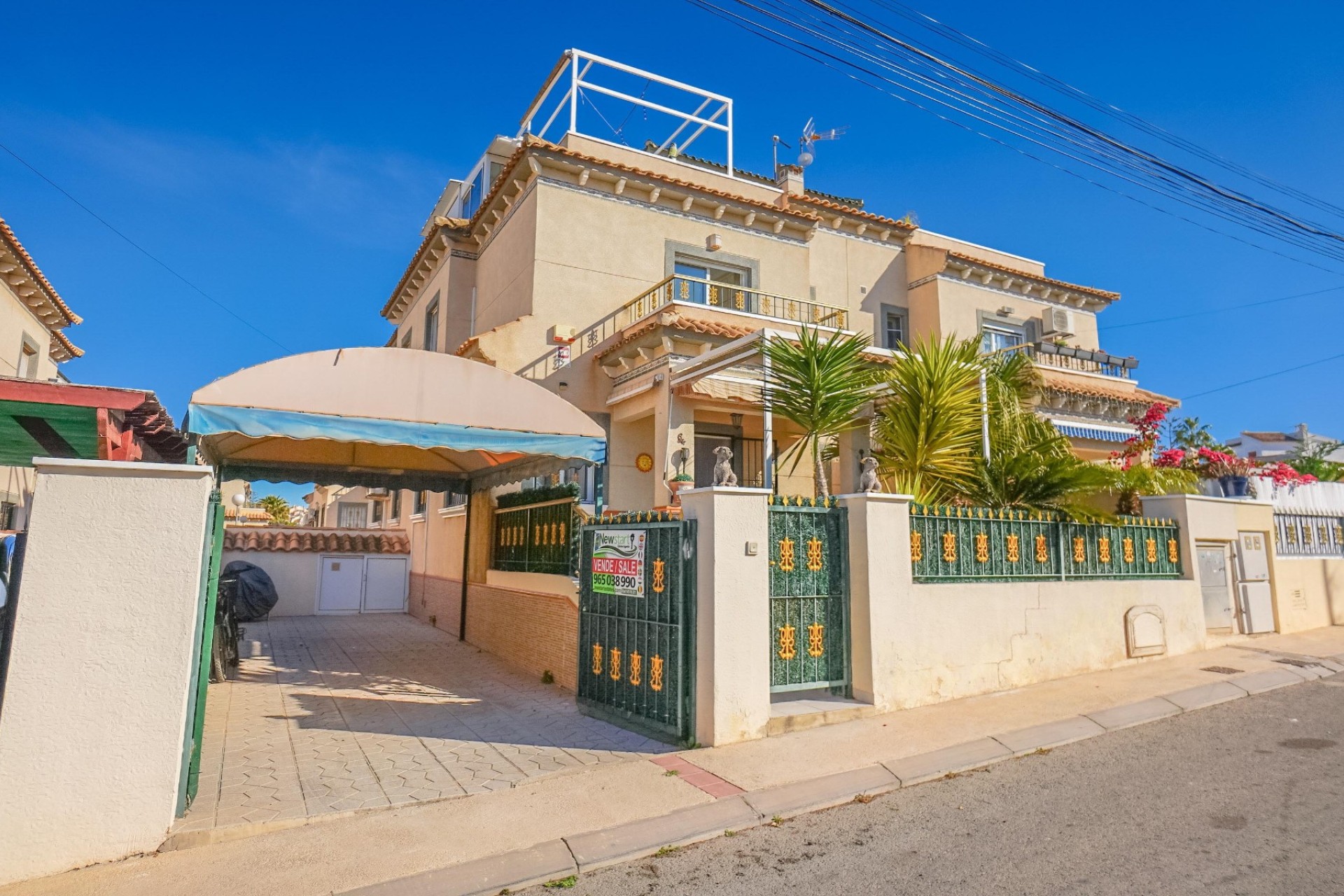 Wiederverkauf - Doppelhaushälfte mit vier Schlafzimmern - La Marina - Urb. El Oasis