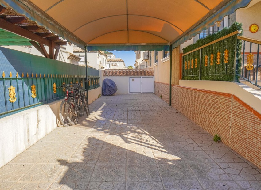 Wiederverkauf - Doppelhaushälfte mit vier Schlafzimmern - La Marina - Urb. El Oasis