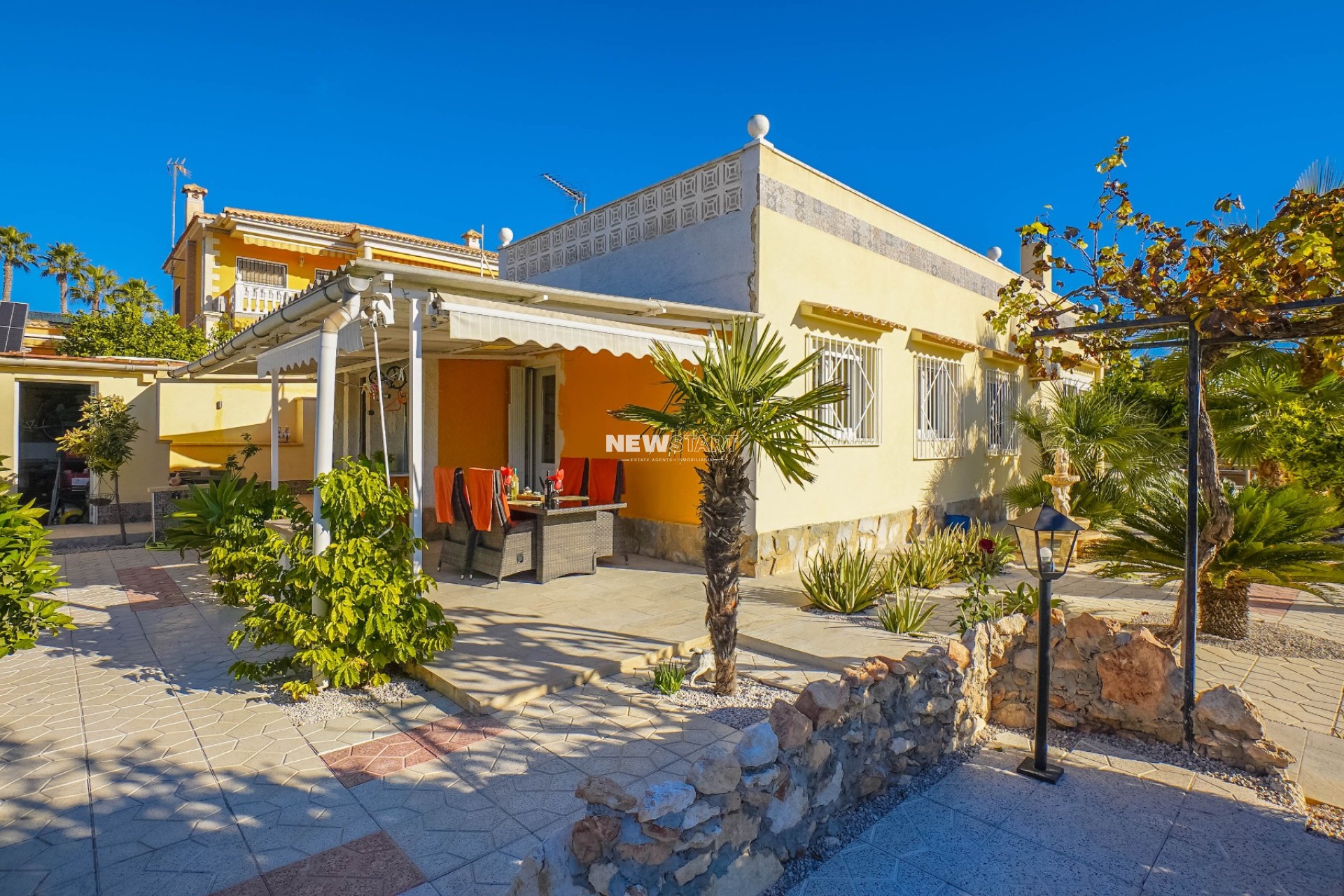 Wiederverkauf - Freistehend - La Marina - Urb. El Oasis