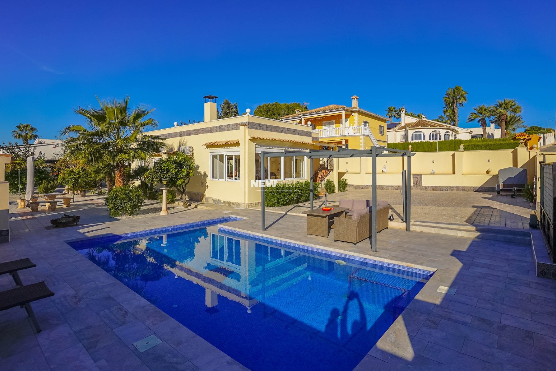 Wiederverkauf - Freistehend - La Marina - Urb. El Oasis