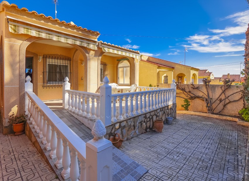 Wiederverkauf - Freistehende Villa - La Marina - Urb. La Marina