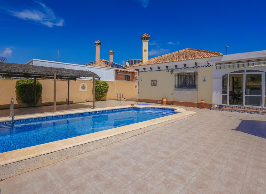 Wiederverkauf - Freistehende Villa - La Marina - Urb. La Marina