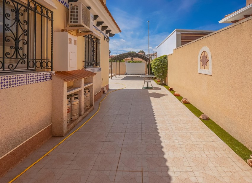 Wiederverkauf - Freistehende Villa - La Marina - Urb. La Marina