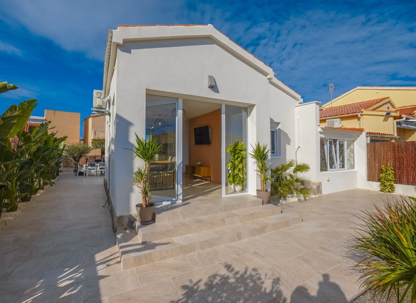 Wiederverkauf - Freistehende Villa - La Marina - Urb. La Marina