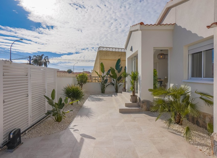 Wiederverkauf - Freistehende Villa - La Marina - Urb. La Marina
