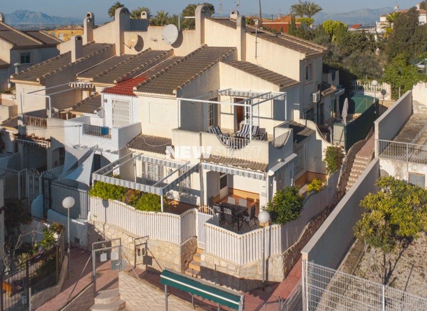 Wiederverkauf - Stadthaus - La Marina - Urb. El Oasis