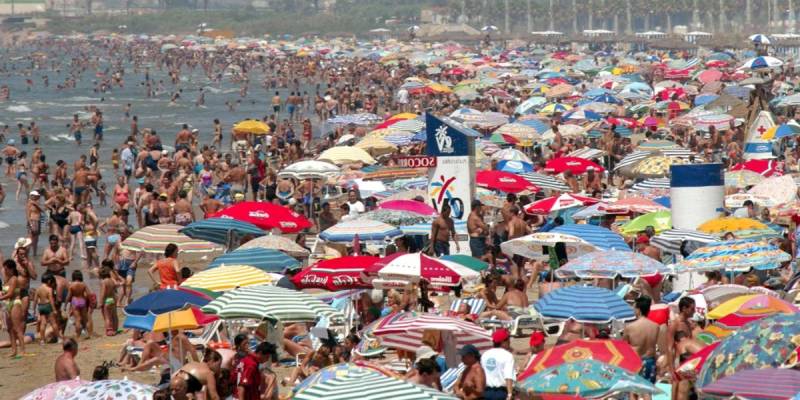 Los españoles apartados de sus propias playas mientras la oleada turística desborda los pueblos costeros Los españoles apartados de sus propias playas mientras la oleada turística desborda los pueblos costeros