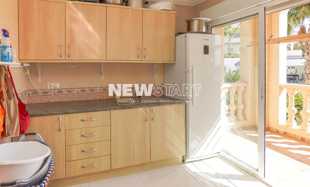 Återförsäljning - Fristående - La Marina - Urb. La Escuera