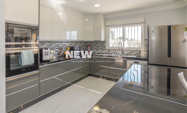 Återförsäljning - Fristående - La Marina - Urb. La Escuera