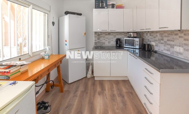 Reventa - Casa adosada - La Marina - Urb. La Marina