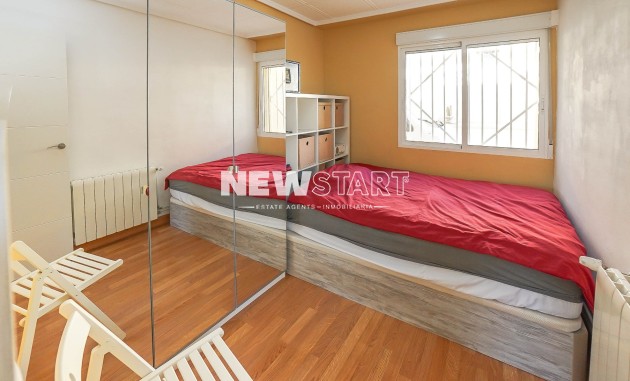 Wiederverkauf - Freistehend - La Marina - Urb. El Oasis