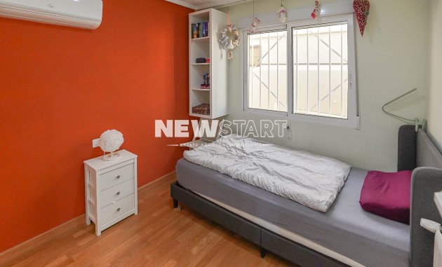 Wiederverkauf - Freistehend - La Marina - Urb. El Oasis