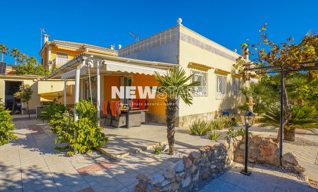 Wiederverkauf - Freistehend - La Marina - Urb. El Oasis