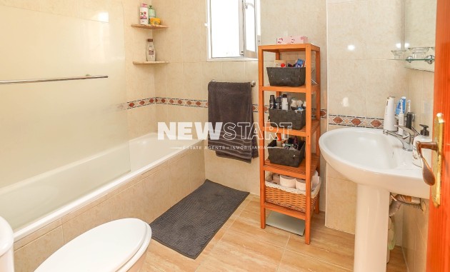 Wiederverkauf - Freistehend - La Marina - Urb. La Marina