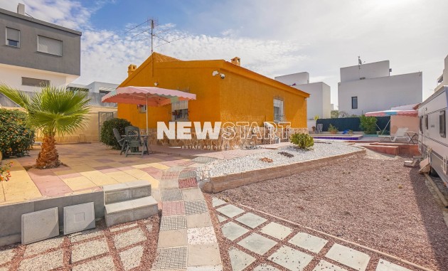 Resale - Villa - La Marina - Urb. La Marina