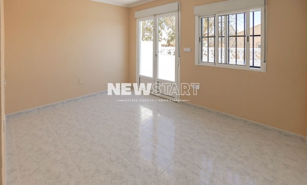 Resale - Townhouse - La Marina - Urb. La Marina