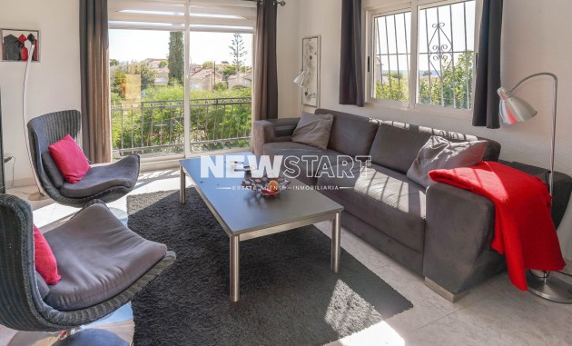 Resale - End Terrace Townhouse - La Marina - Urb. La Marina