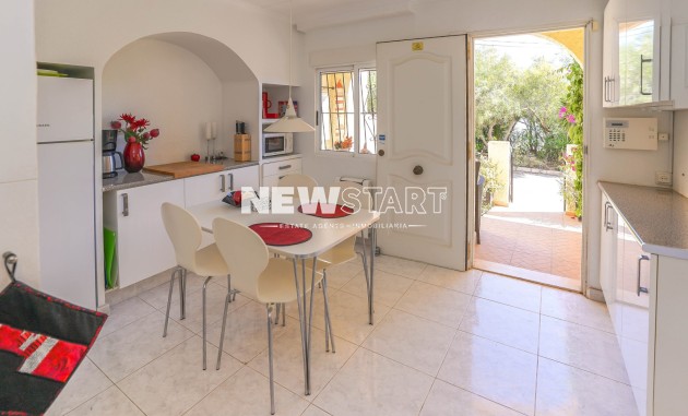 Resale - End Terrace Townhouse - La Marina - Urb. La Marina