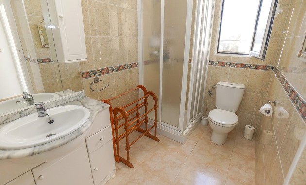 Wiederverkauf - Doppelhaushälfte mit vier Schlafzimmern - La Marina - Urb. El Oasis