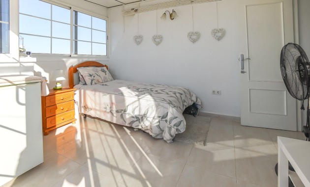 Wiederverkauf - Doppelhaushälfte mit vier Schlafzimmern - La Marina - Urb. El Oasis