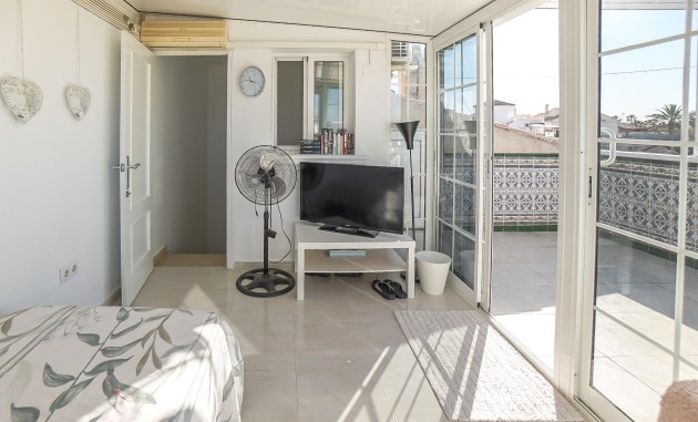 Wiederverkauf - Doppelhaushälfte mit vier Schlafzimmern - La Marina - Urb. El Oasis