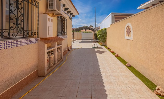 Wiederverkauf - Freistehende Villa - La Marina - Urb. La Marina